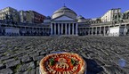 Una pizza della Antica Pizzeria Brandi in piazza del Plebiscito per festeggiare (ANSA)
